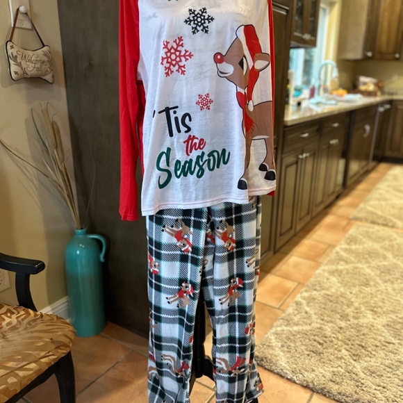 🎄🎄❤️Rudolph!!!  NWT Pajamas top and bottoms are fleece - NEW WITH TAGS!!🎄🎄 - Picture 6 of 9
